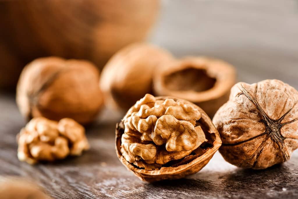 Walnuesse-Walnuss-Essen-und-Ernaehren-Gesund-am-Produktivitaet-steigern-Gesund-essen-im-Job