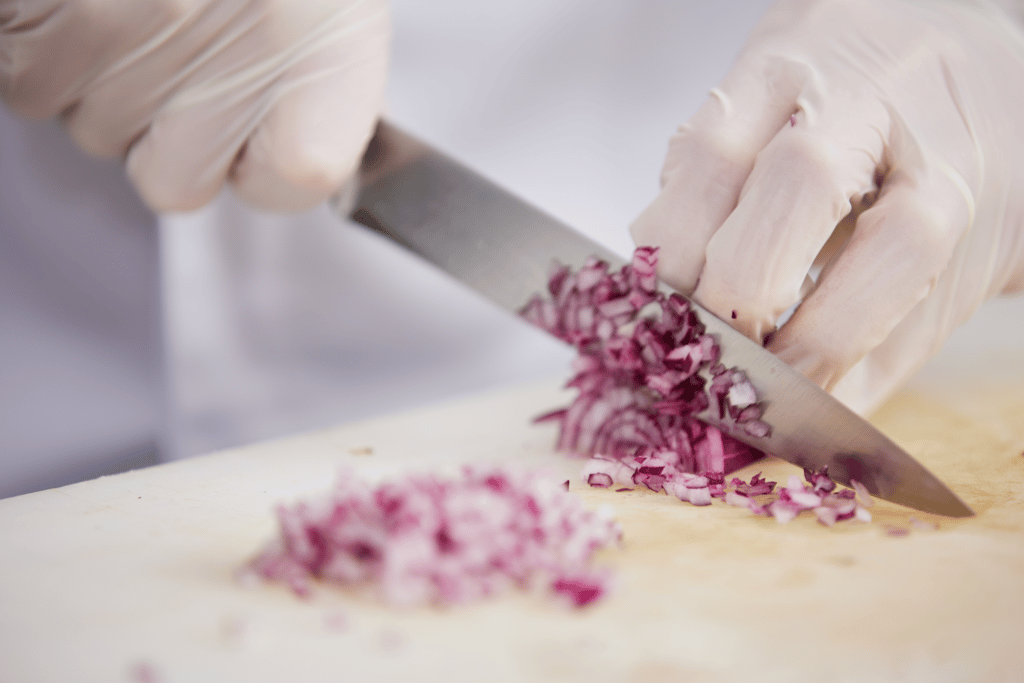 Plastik-Handschuhe-in-der-Kueche.-Hygiene-in-der-Gemeinschaftsverpflegung-Grosskueche