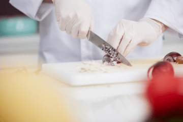 Plastik-Handschuhe in der Küche. Hygiene in der Gemeinschaftsverpflegung, Großküche