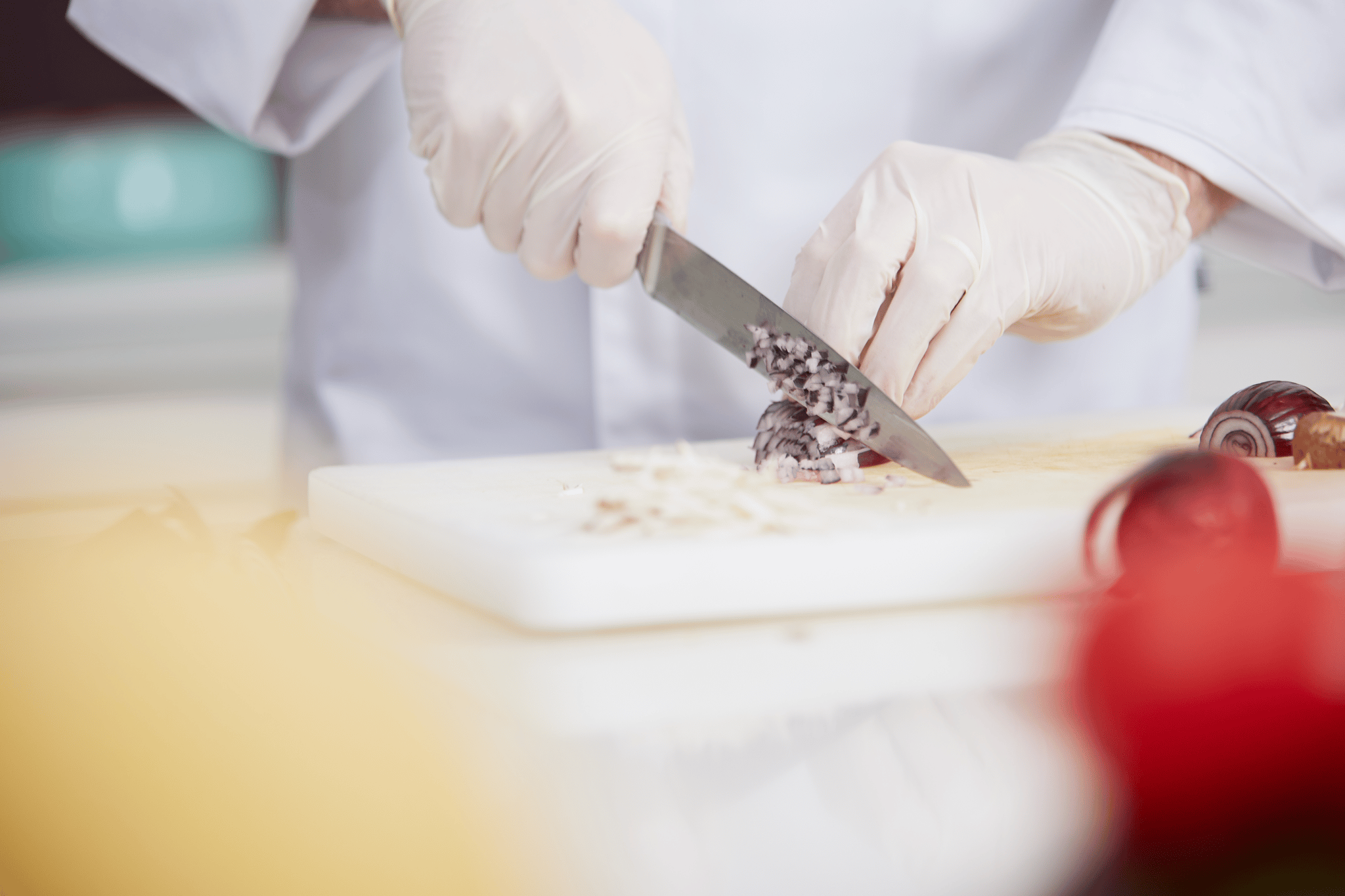 Plastik-Handschuhe in der Küche. Hygiene in der Gemeinschaftsverpflegung, Großküche