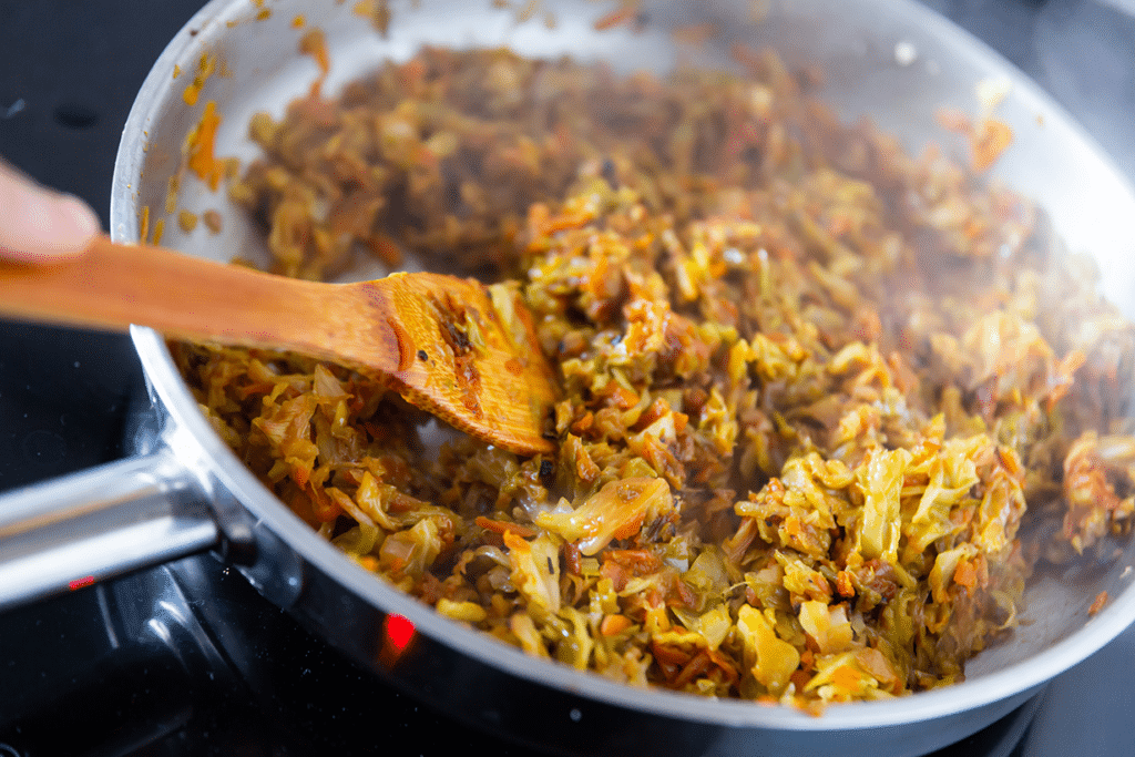 Omas Kohlpfanne als Rezept für Weiterbildung in Küchen und Kantinen - Spitzkohl mit schwarzen Bohnen