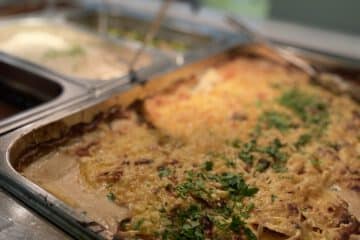 Vanozza veganer Käse, vegane Kantinen-Gerichte, veganer Workshop, Kartoffel-Gratin für die Gemeinschaftsverpfleghung