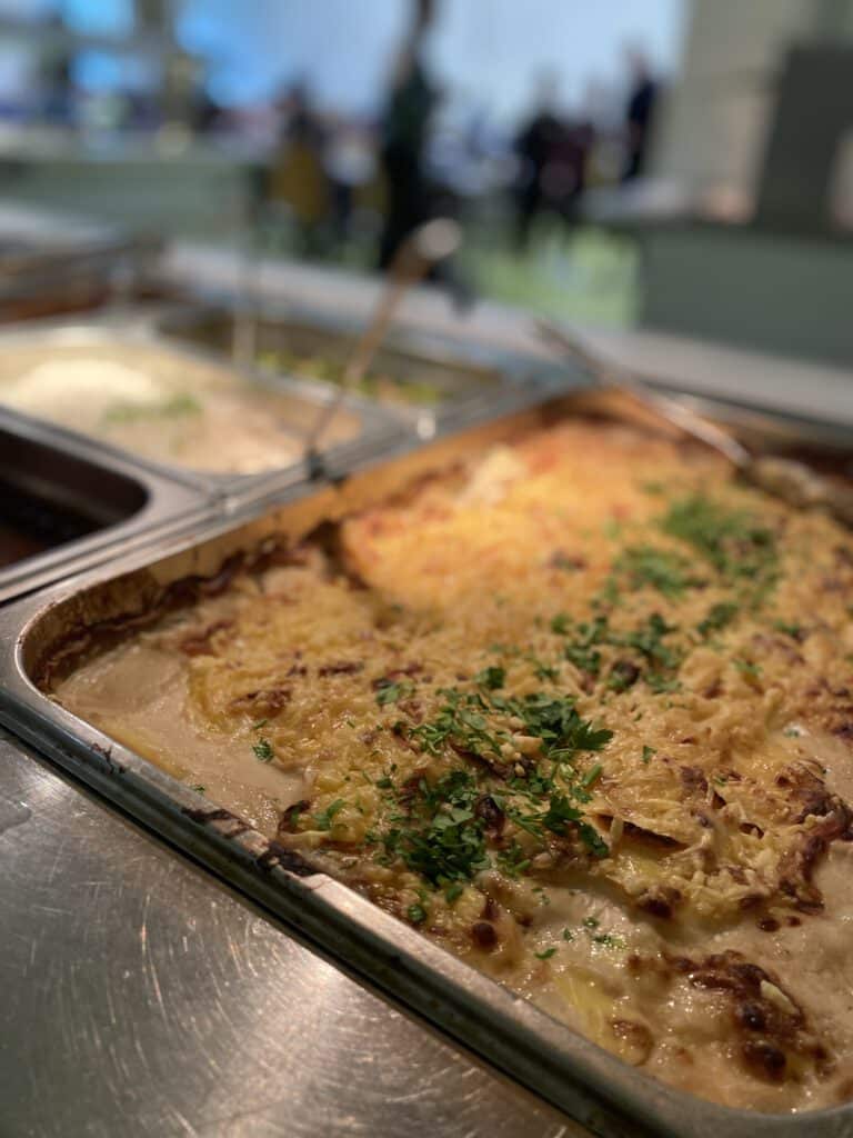 Vanozza veganer Käse, vegane Kantinen-Gerichte, veganer Workshop, Kartoffel-Gratin für die Gemeinschaftsverpfleghung
