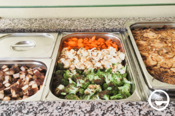 Räuchertofu in der Schulkantine mit Gemüse und Kartoffelgratin