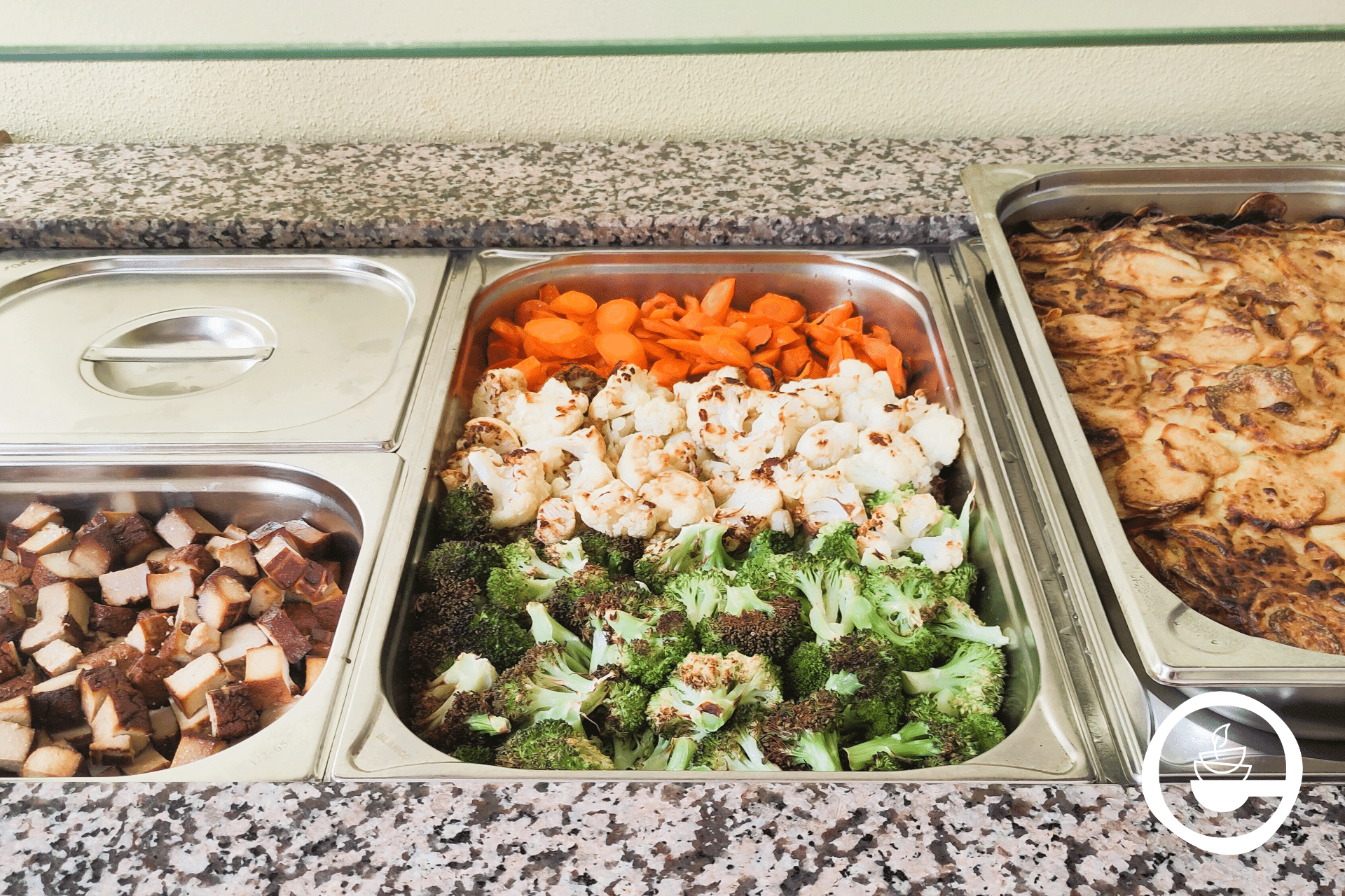 Räuchertofu in der Schulkantine mit Gemüse und Kartoffelgratin